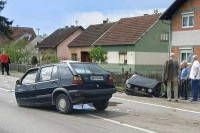 Gradiška: Golf prepolovljen u sudaru sa mercedesom