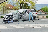 Više povrijeđenih u sudaru kamiona i automobila, vatrogasci sjekli vozilo