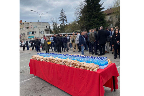 Станивуковић довео раднике Градске управе на доручак на паркинг