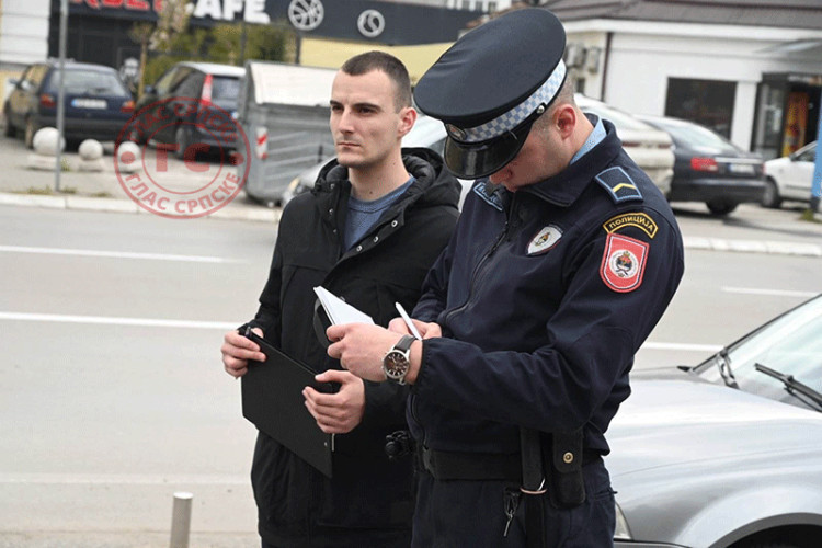 Станивуковић довео раднике Градске управе на доручак на паркинг