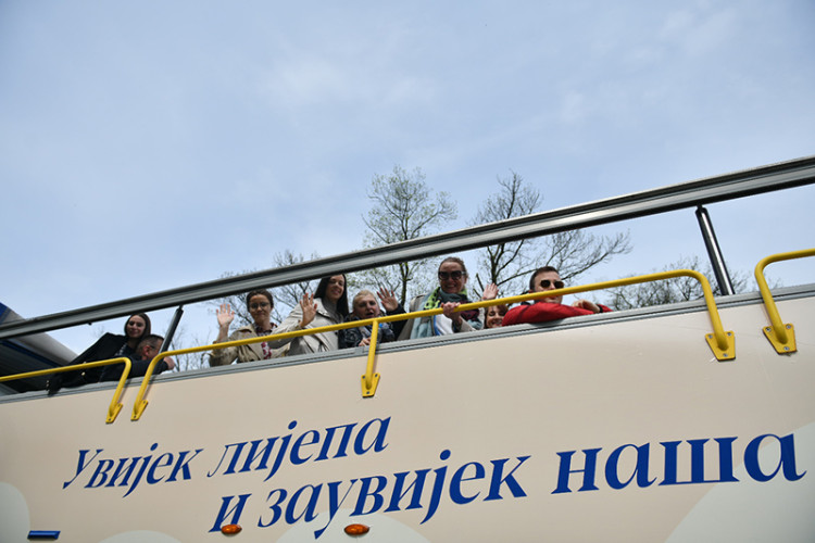 Панорамски аутобус