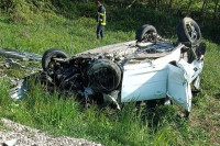Teška saobraćajka kod Stanara: Vozilo na krovu pored puta, ima povrijeđenih
