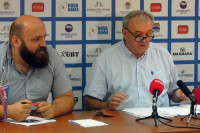 Borac stoji uz članove uprave