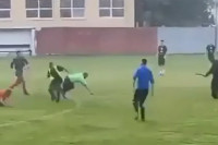 Divljaštvo na terenu u BiH: Jurili sudiju i tukli ga VIDEO