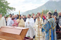 Mrkonjići, rodno selo Svetog Vasilija Ostroškog: Hiljade vjernika pred moštima majke svetitelja