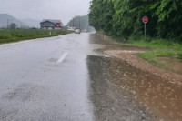 Вода се излила на путеве
