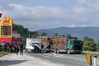 Žestok sudar kamiona punog drva i kombija kod Doboja