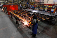 Sivi oblaci nad industrijom