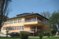 Identifikovano lice koje je oštetilo ulazna vrata Doma zdravlja