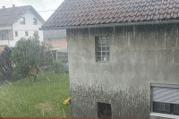 Jaka kiša i led u Prijedoru (VIDEO)
