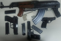 Uhapšeni  predao automatsku pušku i pištolje