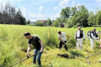 U Knežici oživljeni običaji ručne kosidbe