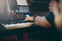 Optužen da je razbijao flaše pa oštetio instrumente muzičara