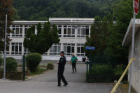Dječak koji je pucao na nastavnika prebačen iz policijske stanice u bolnicu, slijede vještačenja