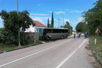 Autobus udario u kameni zid - poginuli putnica i vozač, među povrijeđenima direktorka škole
