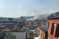 Požar u Sarajevu: Gori krov Centralnog zatvora, vatrogasci na terenu VIDEO