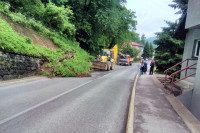 Vozači, smanjite gas! Na više lokacija saniraju klizišta