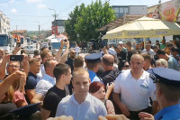 Албанци се аутомобилима залетјели на Србе окупљене у Грачаници (ВИДЕО)