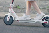 Kradljivce električnog romobila odala jurnjava automobilom