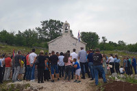 Prva liturgija u obnovljenoj crkvi u Trnovom dolu okupila vjernike bilećkog kraja FOTO