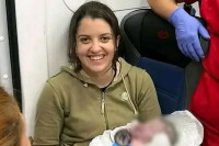 Ana se porodila sama, u autu pored puta