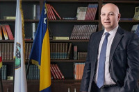 Osnivača Američkog univerziteta terete da je studente prevario za desetine hiljada KM