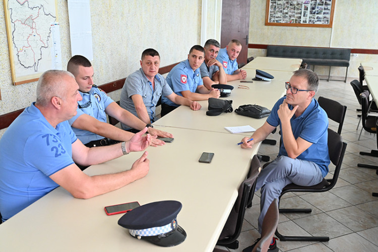 Очеви и синови раме уз раме у патроли