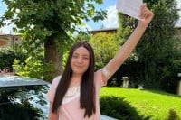 Tijana iz Bratunca pobijedila tešku bolest, sugrađani joj priredili doček za pamćenje (VIDEO)