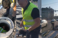 Policajac spasio mače iz šahta na gradilištu