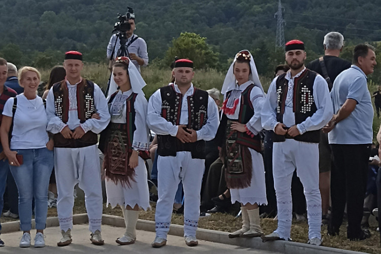 Велики број Крајишника пристиже на Петровачку цесту