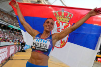 Ivana Vuleta sa zlatnom medaljom pozirala pored bazena