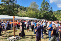 Raseljeni Srbi okupili se na zavičajnom saboru kod Lukavca i molitvi