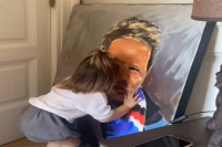 Dirljiv momenat: Unuka Siniše Mihajlovića grli njegovu sliku  VIDEO