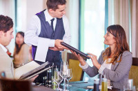 Ko može da radi u restoranima i hotelima