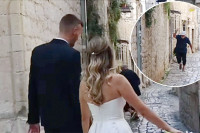 Neželjeni gosti upali u kadar mladencima tokom snimanja VIDEO