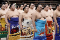 Sumo rvači preteški za avion, organizovan dodatni let