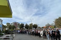 Skup podrške nastavnici koju je učenik udario kamenom u glavu
