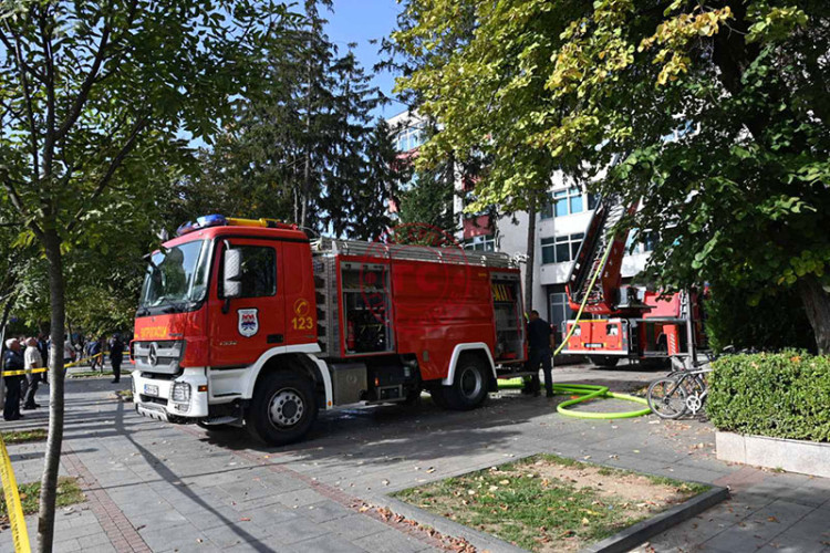 Gori zgrada "Elektrokrajine"