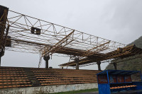 Vjetar odnio dio krova na stadionu