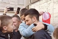 Ludnica ispred hotela, svi su čekali Đokovića (VIDEO)