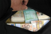 Iz automobila ukradena torba sa većom količinom novca