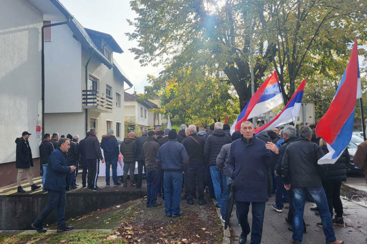 Борци мирним протестом послали поруку СДП-у