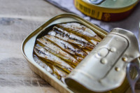 Znate li šta unosite u organizam sa samo jednom konzervom marinirane sardine?