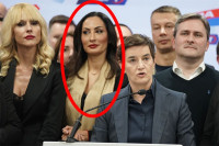 Ko je fatalna crnka iz štaba SNS-a? (VIDEO)