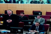 Dodik nije želio da ustane u sudnici