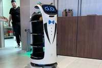 Prvi robot konobar stigao u Tuzlu, posluživaće goste u restoranu