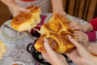 Božićni običaj za koji niste znali, a važan je: Pored novčića i ovo treba staviti u česnicu