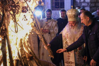 Naloženi badnjaci u porti Stare crkve u Sarajevu