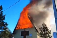 Vatra progutala vikendicu (VIDEO)