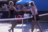 Ukrajinka se rukovala s Ruskinjom, reagovale državne vlasti (VIDEO)